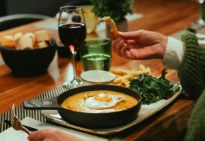 Um jantar simples se transforma em experiência quando é vivido com calma e presença