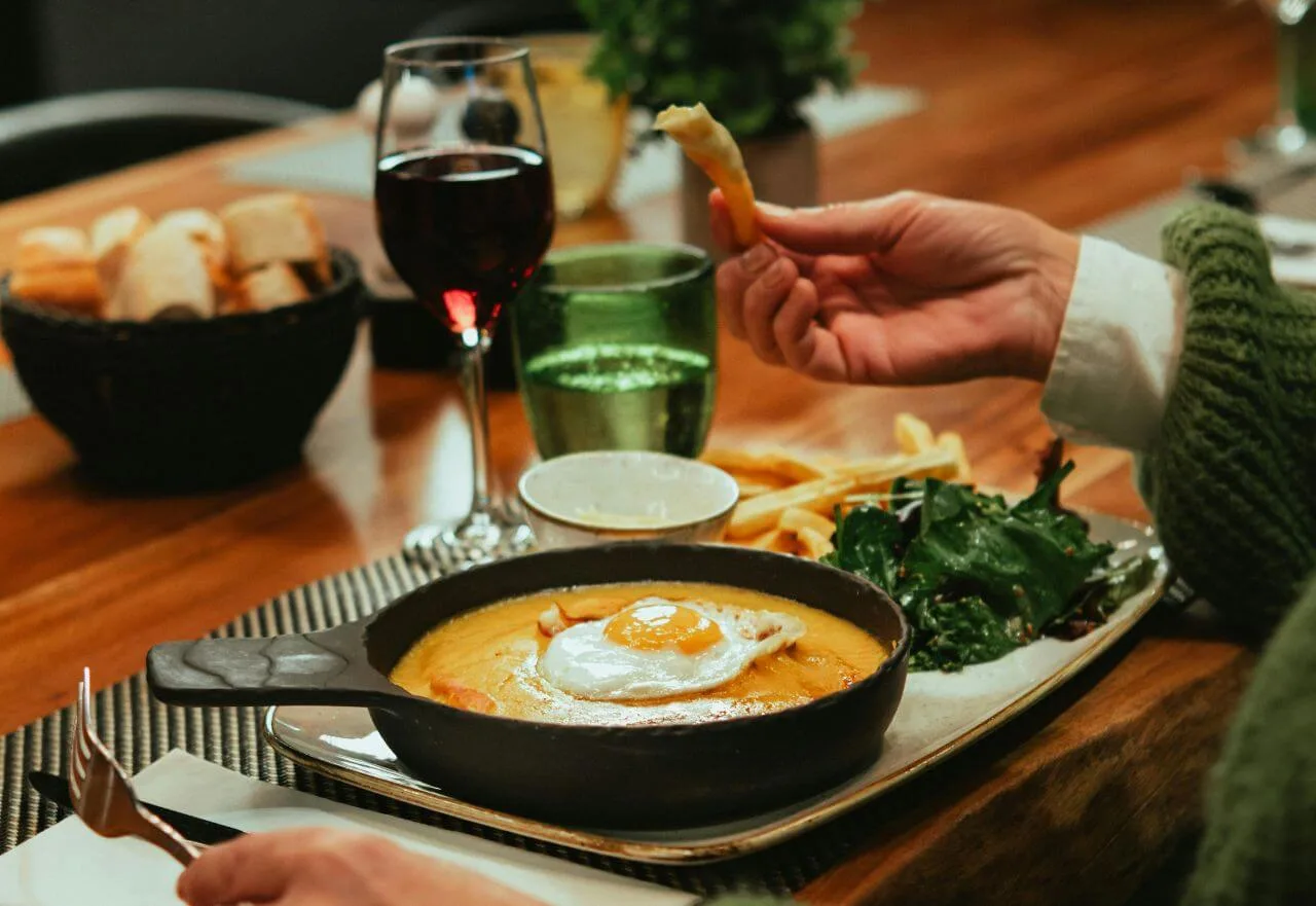 Um jantar simples se transforma em experiência quando é vivido com calma e presença