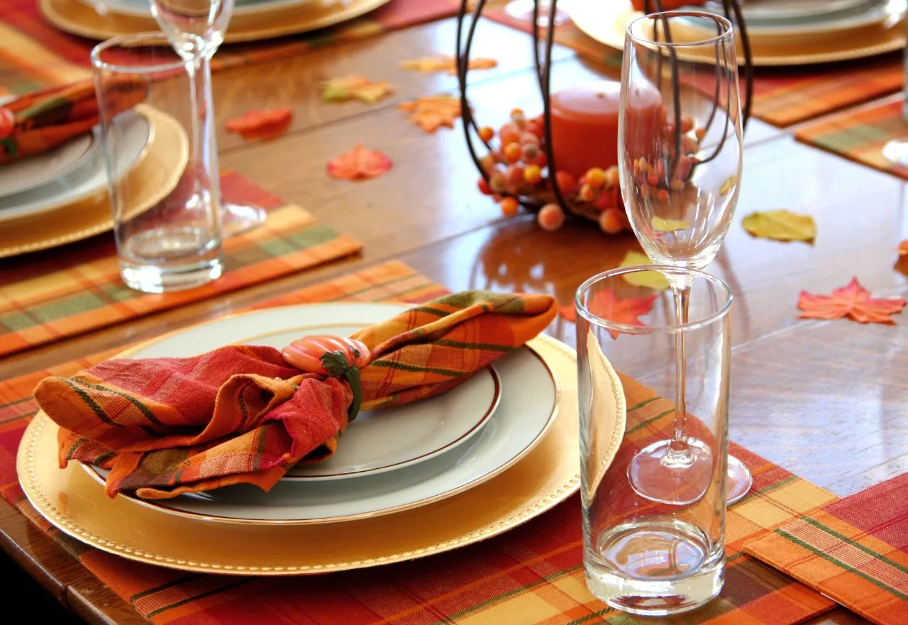 Mesa-posta-em-Campinas-com-jogos-americanos-xadrez-tacas-transparente-e-loucas-brancas-em-ambiente-natural-iluminado