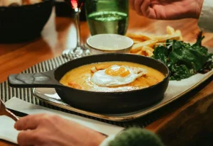 O verdadeiro valor está nos gestos que acompanham a mesa — o cuidado, o aroma, o sabor.