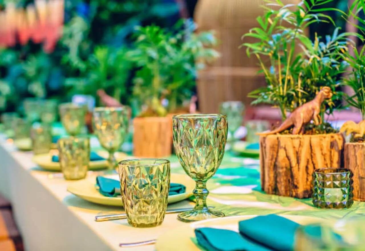 tons-de-verde-amarelo-claro-e-madeira-—-transmitem-frescor-e-naturalidade-MESA-CHARMOSA-DE-VERAO