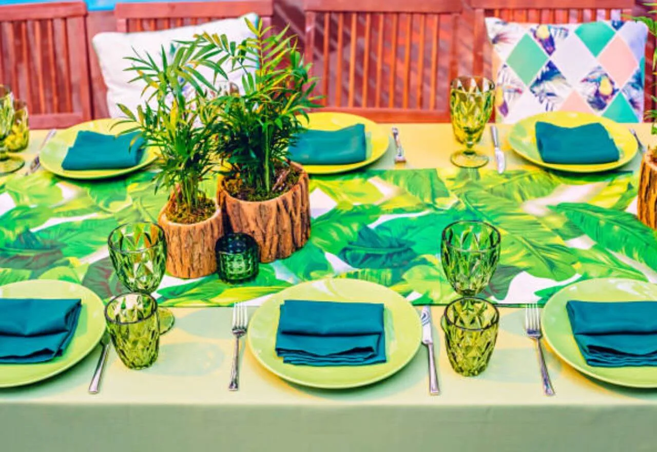 tons-de-verde-amarelo-claro-e-madeira-—-transmitem-frescor-e-naturalidade-MESA-TROPICAL-CHARMOSA-DE-VERAO