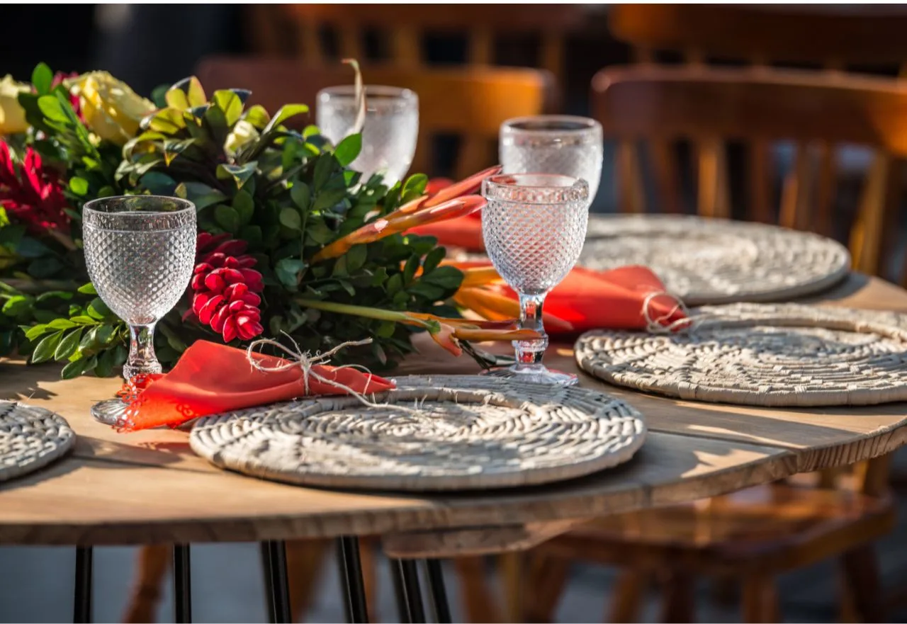 mesa-posta-com-jogo-americano-redondo-palha-natural-em-Ribeirao-Preto