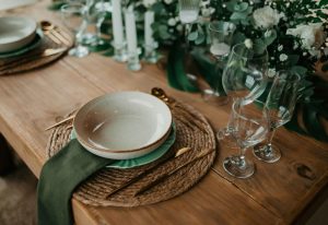 elementos-naturais-na-mesa-mesa-de-adeira-souplat-de-fibra-guardanapo-verde-bolw-de-ceramica.