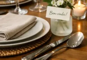 mesa-posta-simples-e-aconchegante-com-tag-bem-vindos