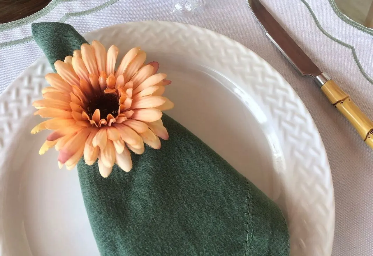 Porta-guardanapo-com-flor-gerbera-laranja-e-tecido-em-linho-cru-—-charme-natural-da-Pascoa-Hello-Mary´ Experience