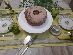 Bolo-caseiro-de-maca-nozes-e-canela-com-casquinha-crocante-de-acucar-sobre-mesa-posta-aconchegante-de-inverno