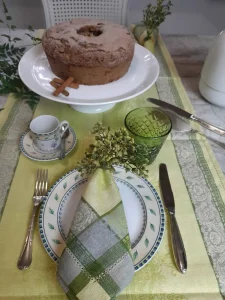 Composicao-elegante-de-mesa-posta-com-trilho-de-mesa-jogo-americano-estruturado-e-atmosfera-quente-ideal-para-receber-no-inverno.