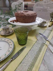 Detalhe-de-mesa-de-cafe-da-tarde-de-inverno-com-guardanapo-sofisticado-porta-guardanapo-delicado-e-copo-verde-maca-Bloom-sobre-base-coordenada
