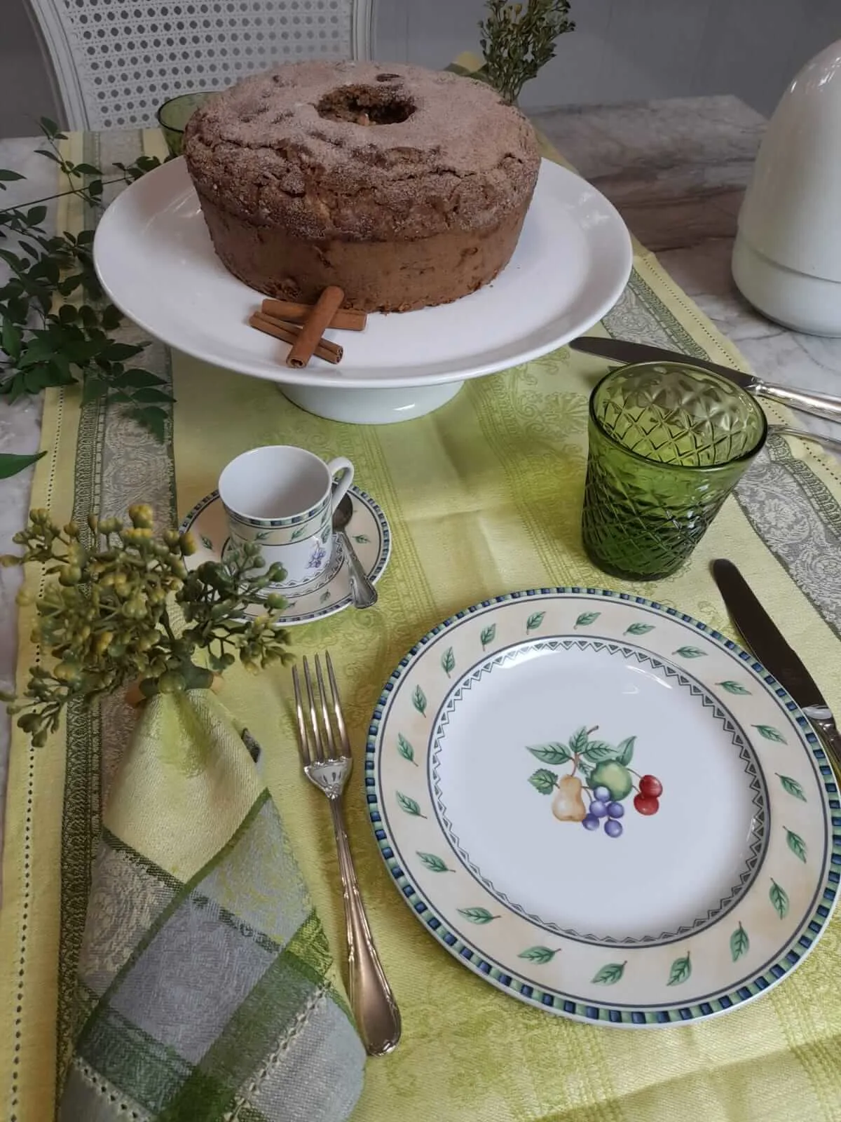 Mesa-posta-de-inverno-elegante-com-bolo-de-maca-nozes-e-canela-ao-centro-jogo-americano-verde-estruturado-e-trilho-de-mesa-em-composicao-acolhedora