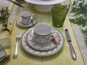 Xicara-de-cha-apoiada-sobre-o-prato-em-mesa-posta-de-inverno-criando-atmosfera-acolhedora-e-sofisticada-para-cafe-da-tarde-especial.