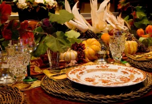 Mesa posta completa com elementos de outono, taças de cristal e arranjo natural, exemplificando a curadoria de mesa personalizada da Hello Mary´Experience.