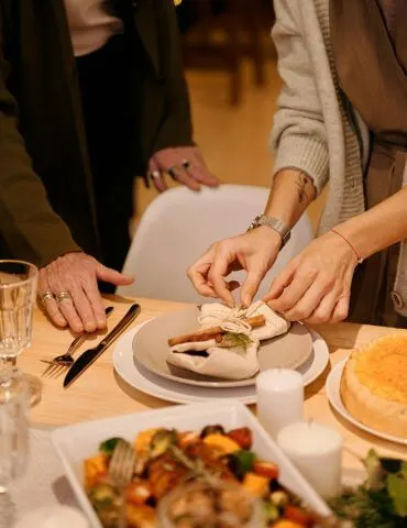 mulher-arrumando-o-guardanapo-da-mesa-posta